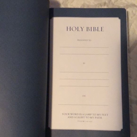 Holy Bible large version large print New King James Version - Picture 3 of 4